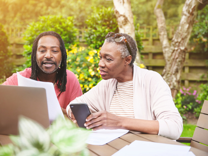 Couple looking at laptop to understand qualified vs. nonqualified accounts